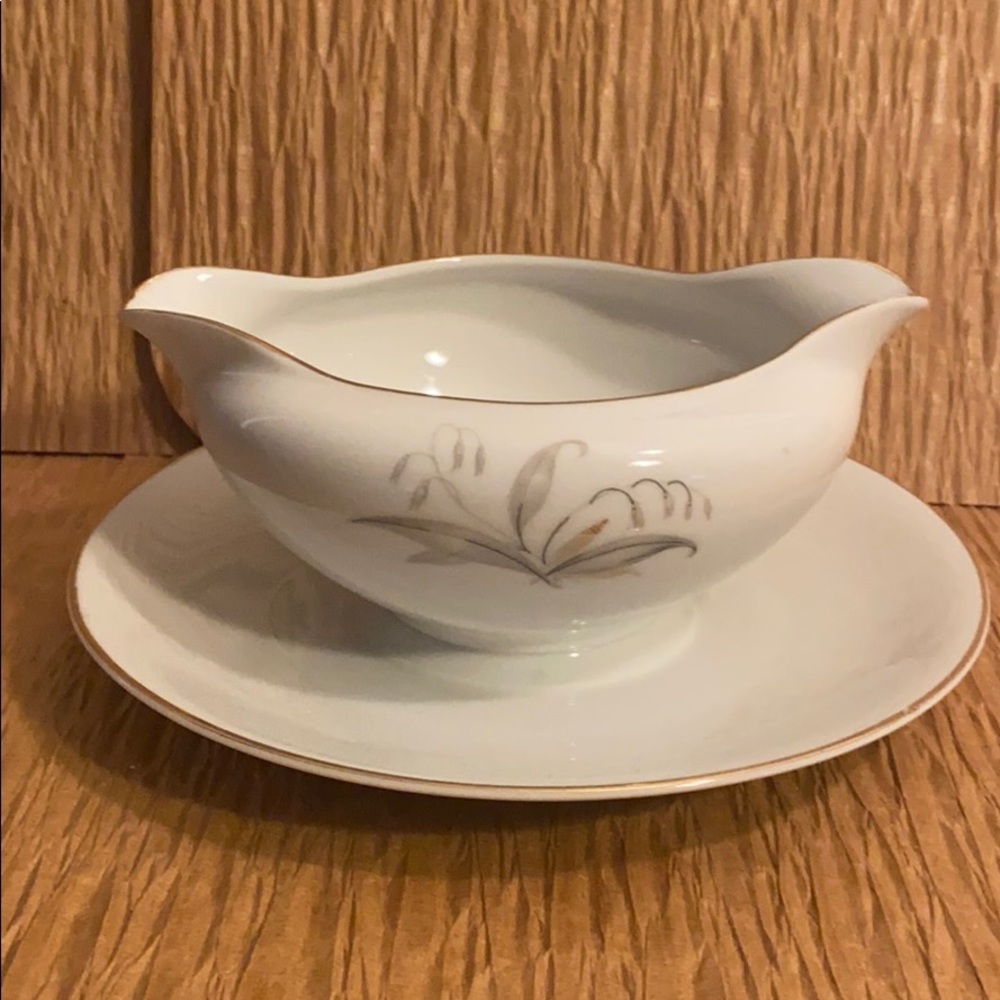Golden Rhapsody, Gravy boat, attached under plate